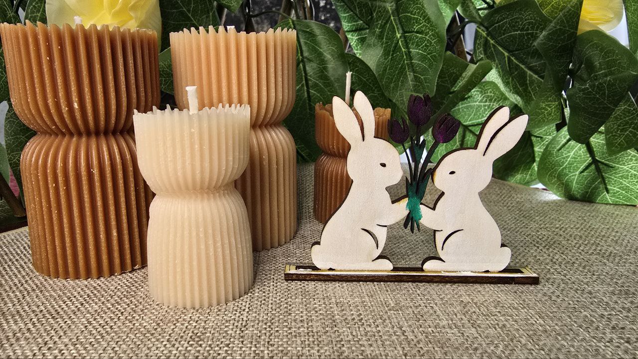 Osterhasen Dekofigur mit Tulpenstrauß - Holzdekoration für Ostern