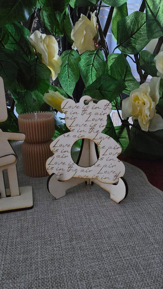 Dekorativer Valentinstag Bär "Love is in the Air" mit Schokoladenhalter