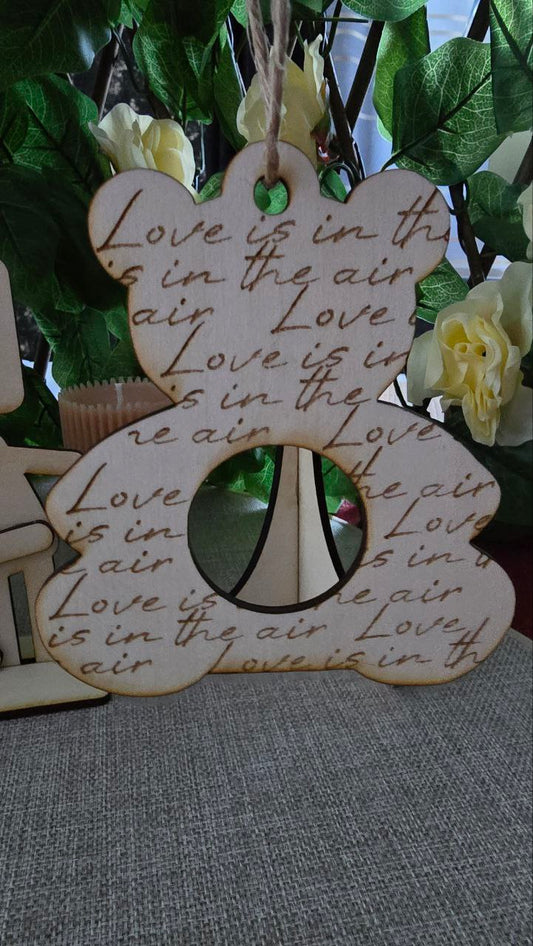 Dekorativer Valentinstag Bär "Love is in the Air" mit Schokoladenhalter