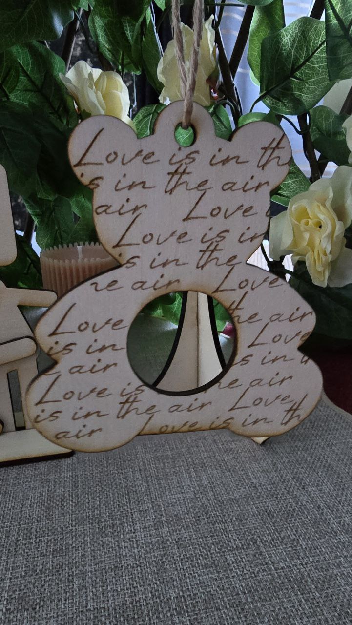 Dekorativer Valentinstag Bär "Love is in the Air" mit Schokoladenhalter