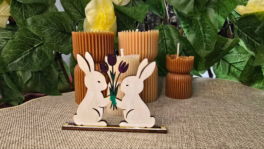 Osterhasen Dekofigur mit Tulpenstrauß - Holzdekoration für Ostern