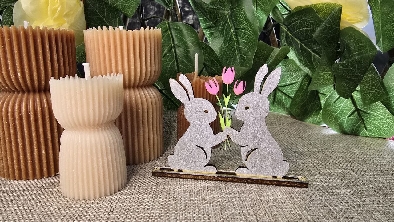 Osterhasen Dekofigur mit Tulpenstrauß - Holzdekoration für Ostern