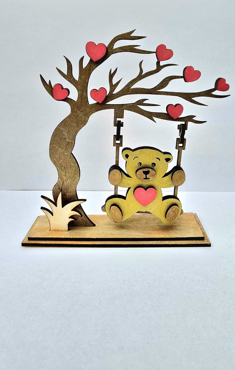 Handgefertigter Holz-Bär auf Schaukel – Valentinstag Geschenk