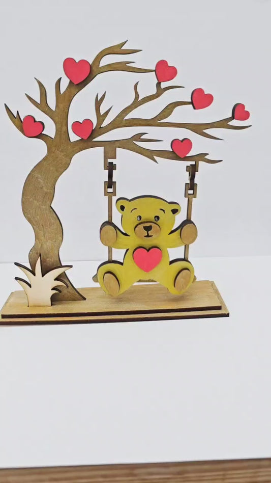 Handgefertigter Holz-Bär auf Schaukel – Valentinstag Geschenk
